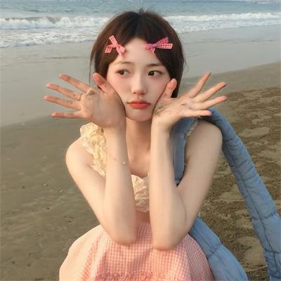 玻璃橱窗中的姑娘